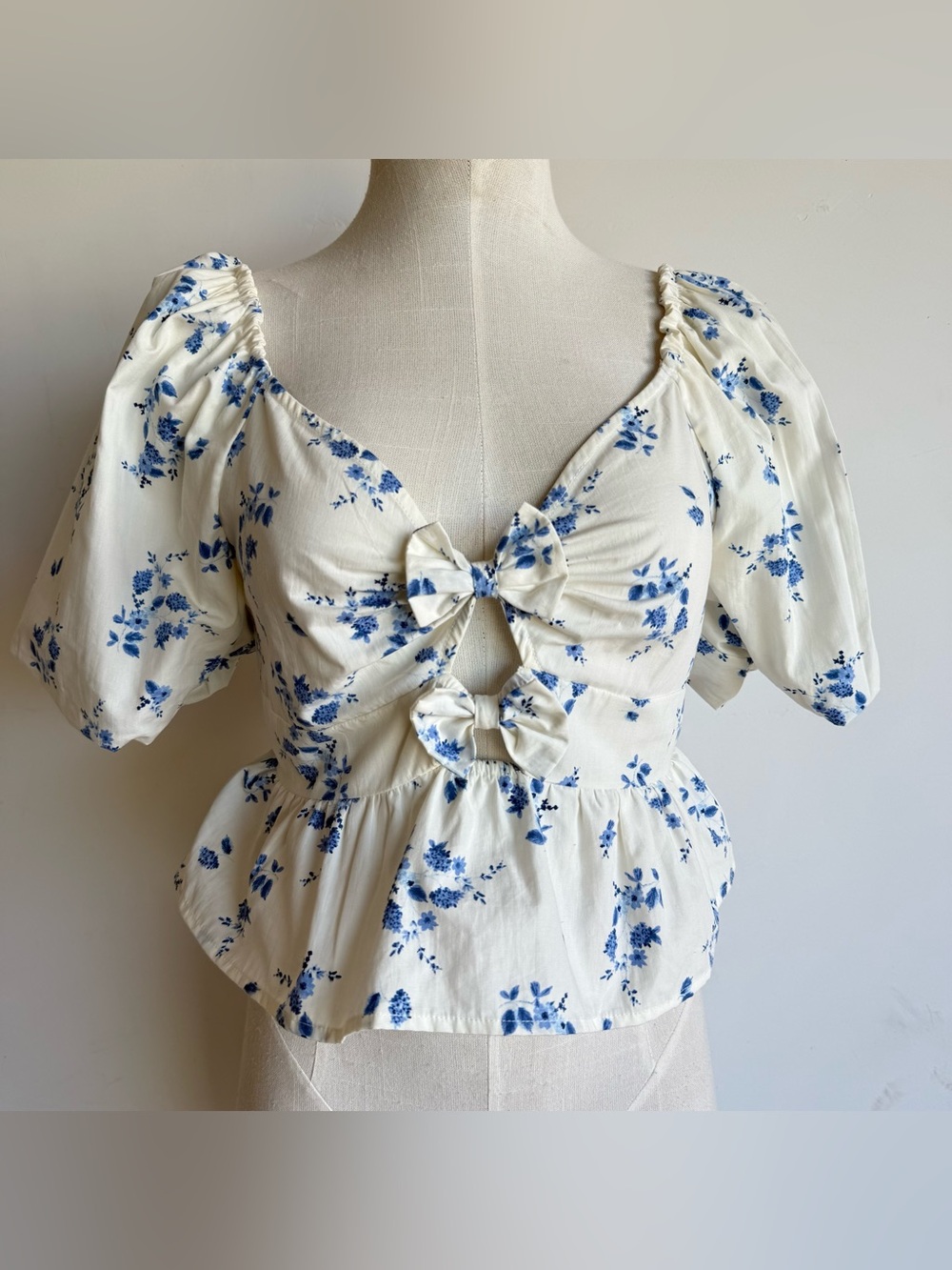 Band of the free crop top medium Blue white Floral Bow-Front Peplum shirt sleeve